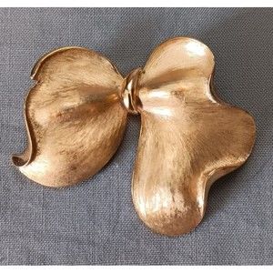 Vintage CROWN TRIFARI Brooch Brushed Gold Plated Wavy Flowing Bow Signed